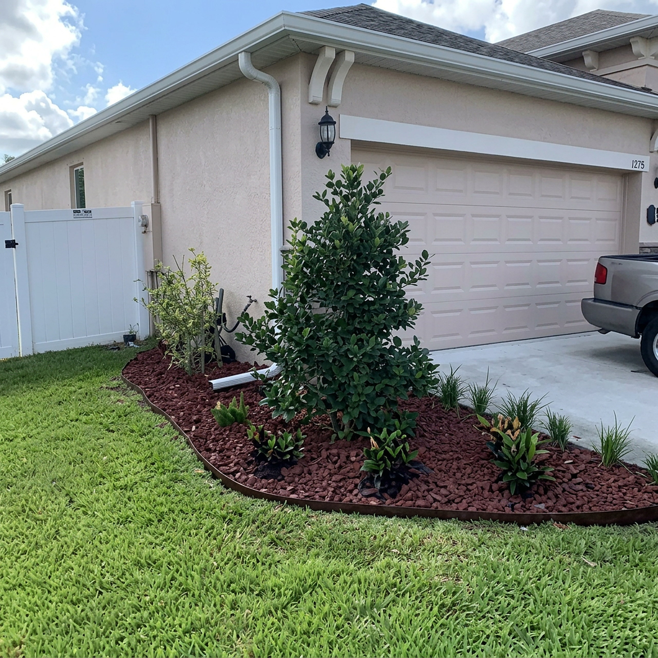 Driveway side landscape bed with mulch border